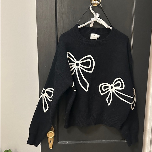 Sweaters - Chic Black Sweater with White Bow Accents
